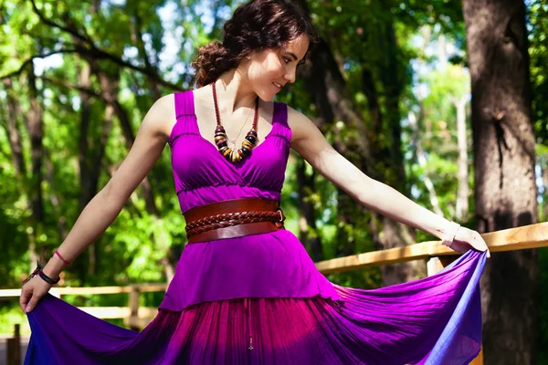 公園で紫色のドレスの女の子 — ストック写真