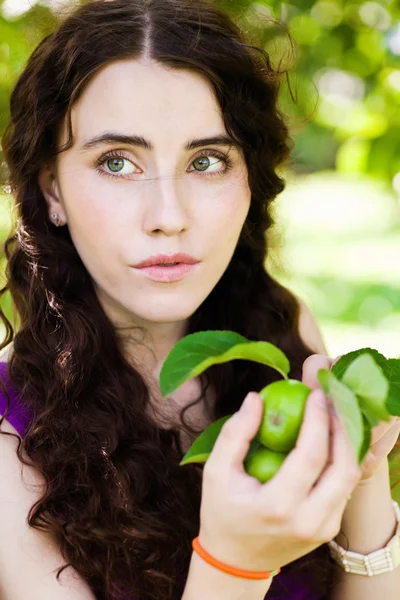Chica en el jardín con manzanas —  Fotos de Stock