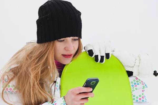 Träumende Snowboardfahrerin Mädchen Mit Handy — Stockfoto