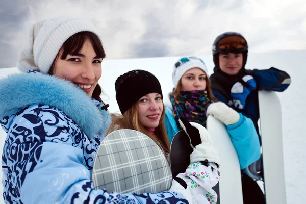 Quattro divertenti snowborders — Foto Stock