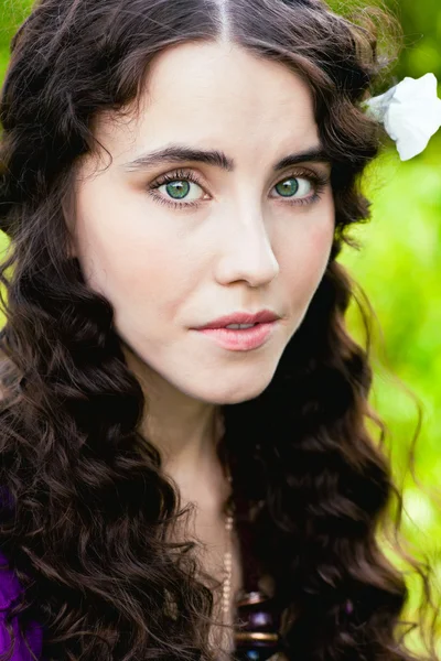 大きな緑色の目を持つ少女の肖像画 — ストック写真