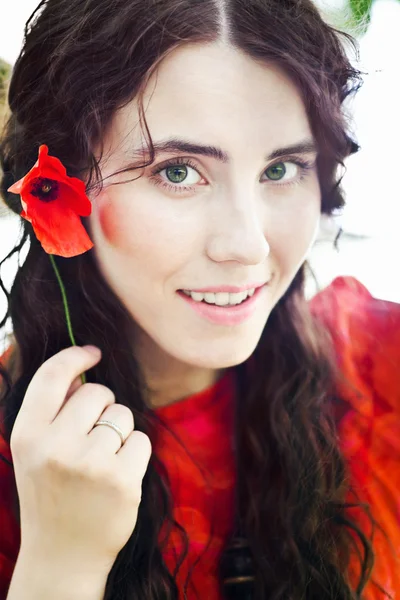 Krásná Dívka Červených Šatech Mákem — Stock fotografie