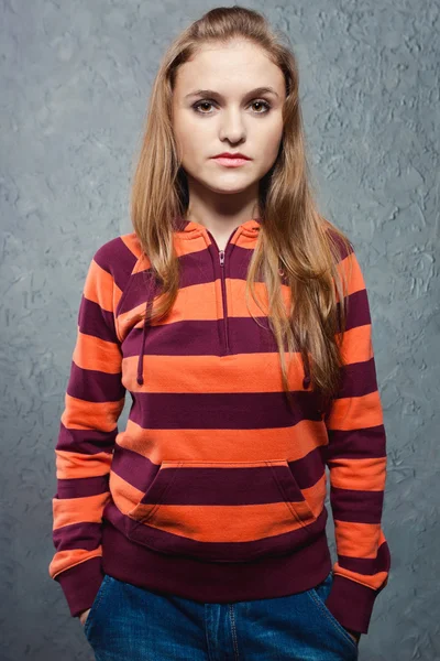 Портрет Молодой Девушки Полосатой Толстовке Синих Джинсах — стоковое фото