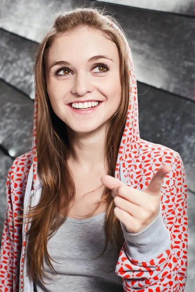 Portret młodej dziewczyny uśmiechający się uznając coś lub smbd — Zdjęcie stockowe