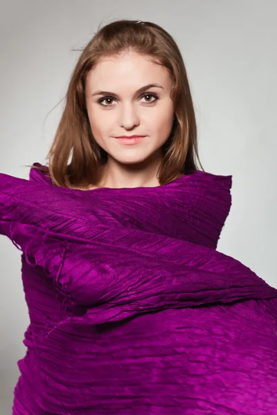 Ritratto di giovane ragazza con sciarpa viola — Foto Stock