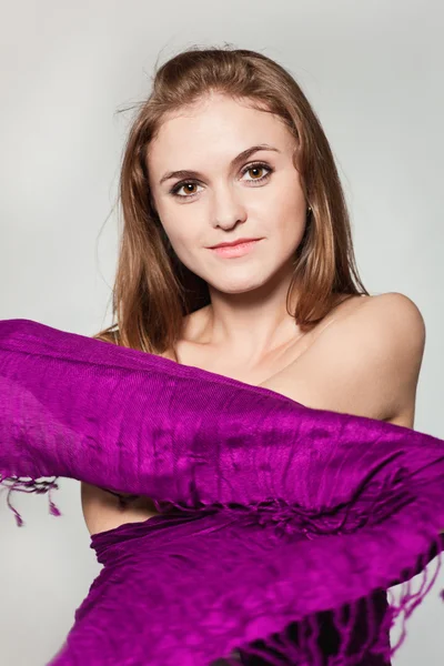 Портрет Молодої Дівчини Обгорнутий Фіолетовим Шарфом — стокове фото