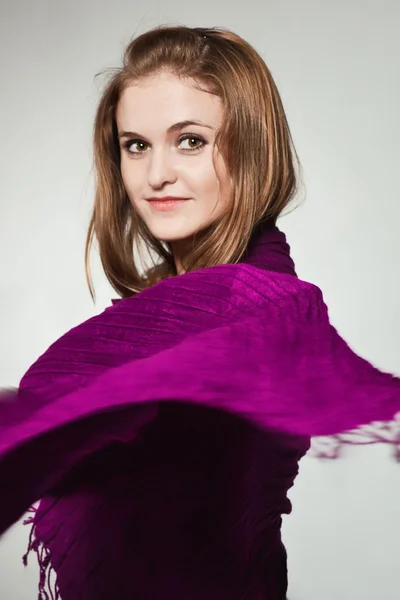 Портрет молодої дівчини, обгорнутий фіолетовим шарфом у профілі — стокове фото