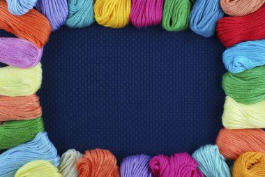 ile çok renkli iplik bej renkli bir arka planda beyaz anahat