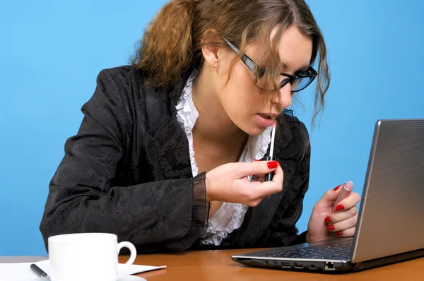 Business woman applying lipstick — Stock Photo, Image