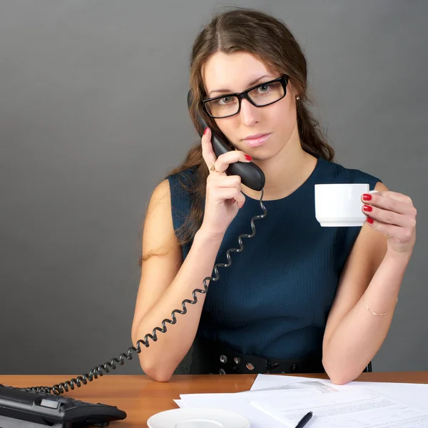 Empresária falando telefone — Fotografia de Stock