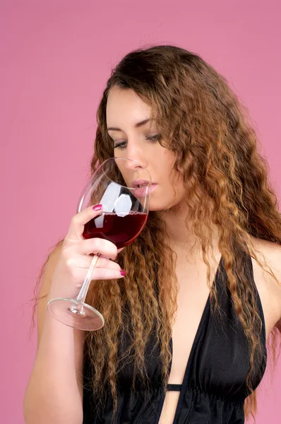 Mulher bonita bebe vinho tinto — Fotografia de Stock
