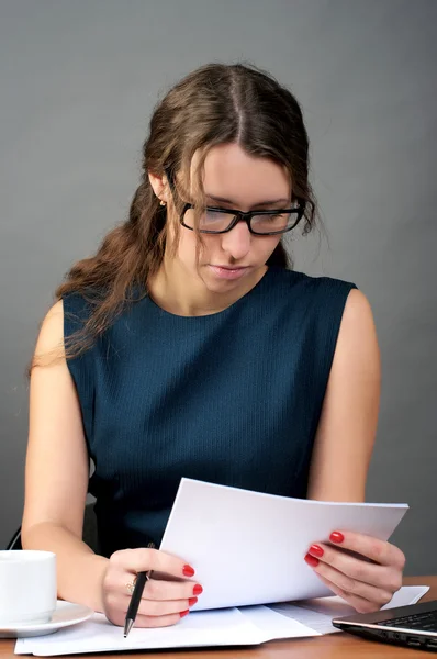 Businesswoman reading documents — Stock Photo, Image
