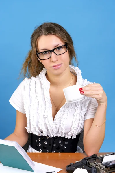 Beautiful young business woman reads the book — Stock Photo, Image