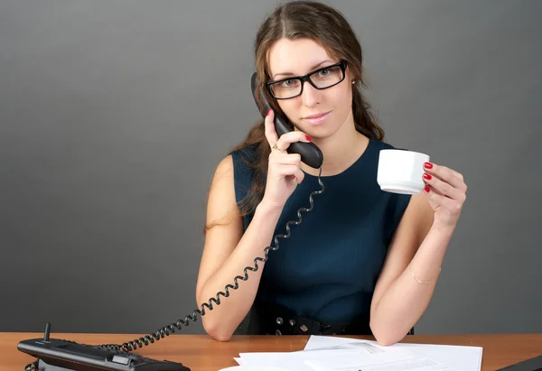 Iş kadını konuşan telefon — Stok fotoğraf