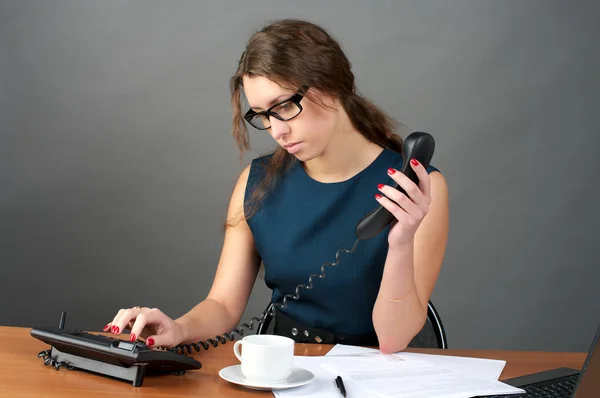 Businesswoman dialing telephone number — Stock Photo, Image