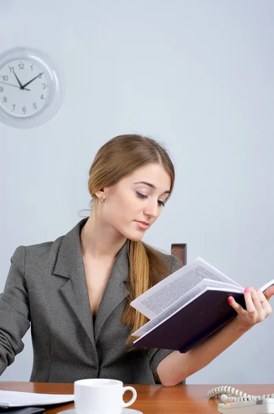 Beautiful business woman reading book — Stock Photo, Image