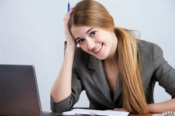 Beautiful woman at the office — Stock Photo, Image
