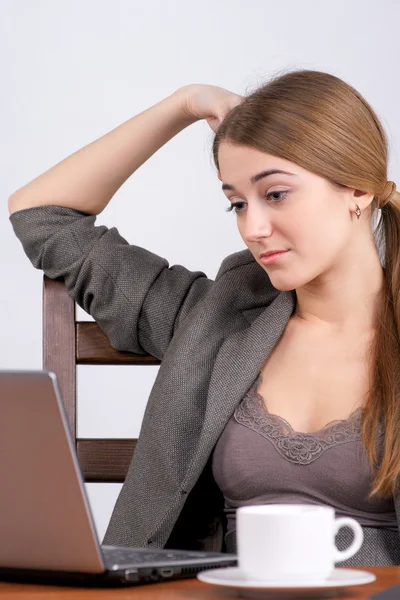 Executivo do sexo feminino cansado trabalhando no laptop — Fotografia de Stock
