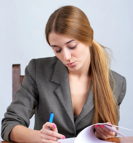 Young female executive reading document — Stock Photo, Image