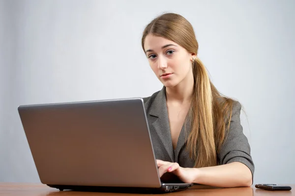 Dizüstü bilgisayarda çalışan genç kadın yönetici — Stok fotoğraf