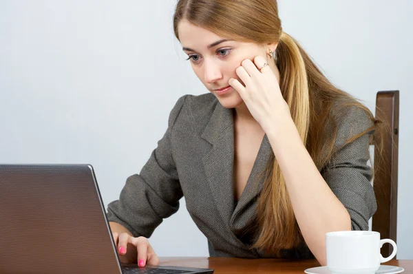 Mujer de negocios concentrada trabajando en el ordenador portátil — Foto de Stock