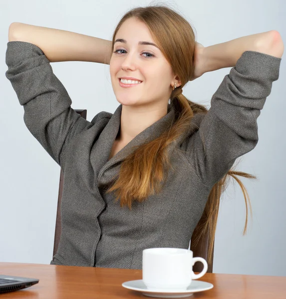 Junge Geschäftsfrau entspannt bei der Arbeit — Stockfoto