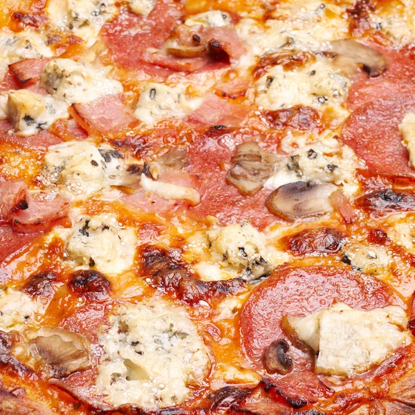 Pizza con queso, salami y champiñones — Foto de Stock