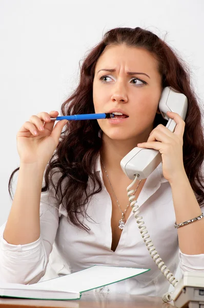 전화를 얘기 하는 젊은 아름 다운 비즈니스 우먼 — 스톡 사진