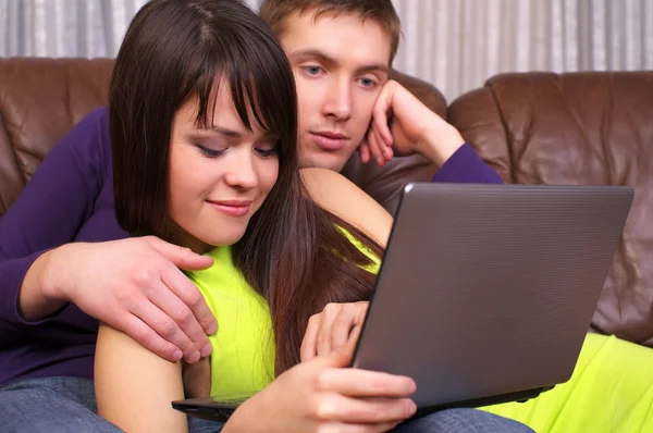 Fiatal aranyos pár használ egy laptop — Stock Fotó