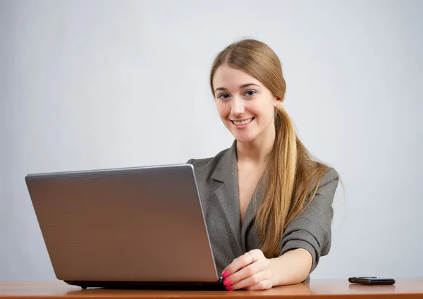 Jonge vrouwelijke uitvoerende macht die op laptop werkt Stockfoto