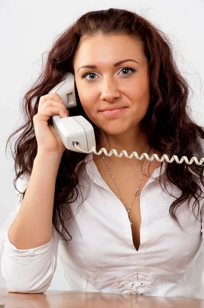 Молода красива ділова жінка говорить по телефону — стокове фото