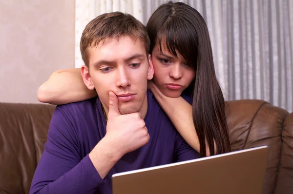 Jovem casal usando um laptop — Fotografia de Stock