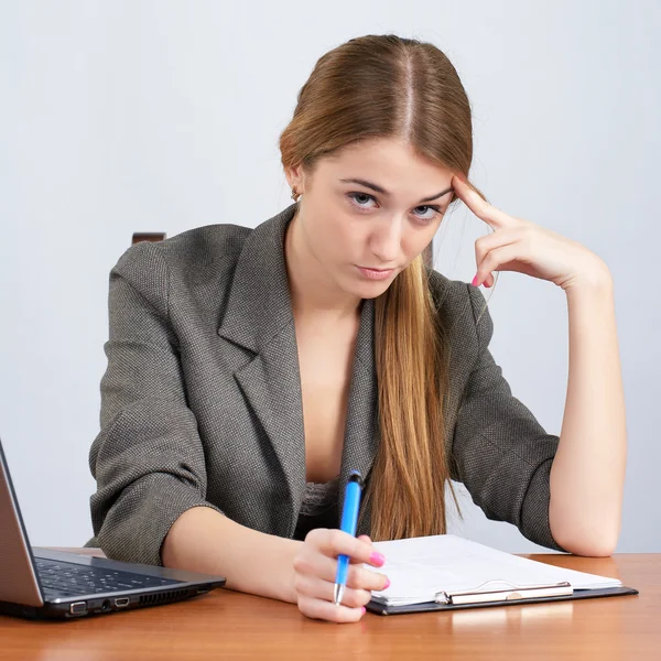 Young female executive working on the contract paper — Stock Photo, Image