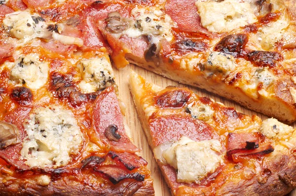 Pizza se sýrem, salámem a houbami — Stock fotografie