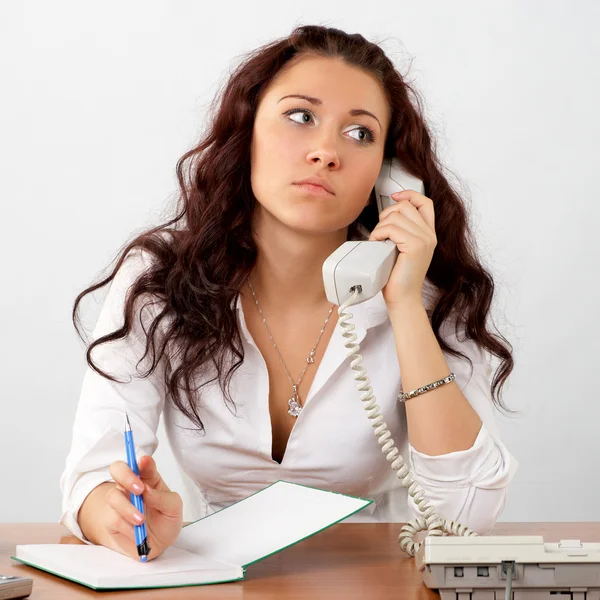 Affärskvinna talande telefon — Stockfoto
