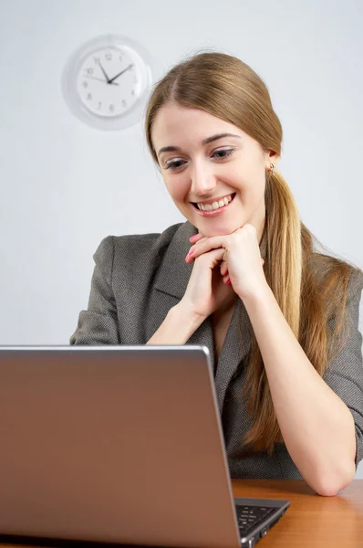 Młodych kobiet wykonawczy działa na laptopie — Zdjęcie stockowe
