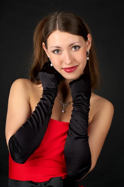 Szép piros ruhás nő portréja — Stock Fotó