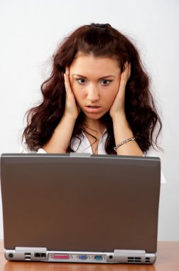 dizüstü bilgisayar ekranına sürpriz arayan iş kadını