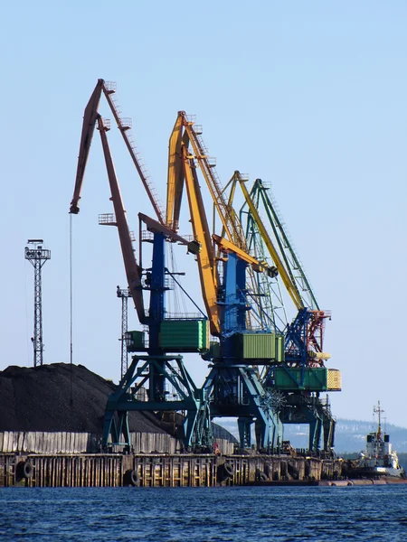 Guindastes de carga e rebocador no porto — Fotografia de Stock