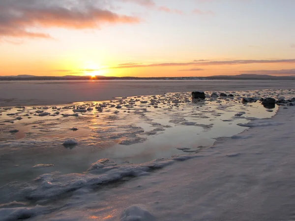 Pôr do sol no mar branco coberto de gelo, Rússia — Fotografia de Stock