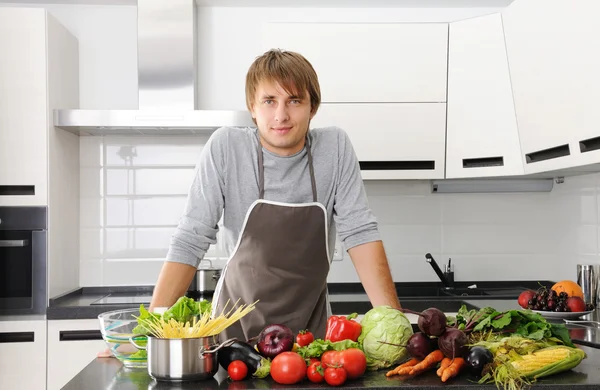 Muž v kuchyni — Stock fotografie