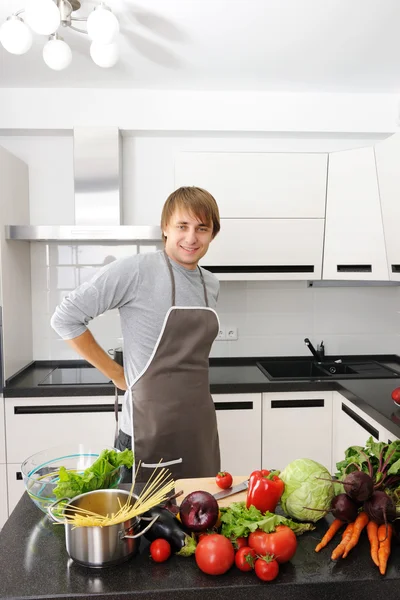 Férfi a konyhában — Stock Fotó