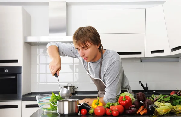 Homem na cozinha — Fotografia de Stock