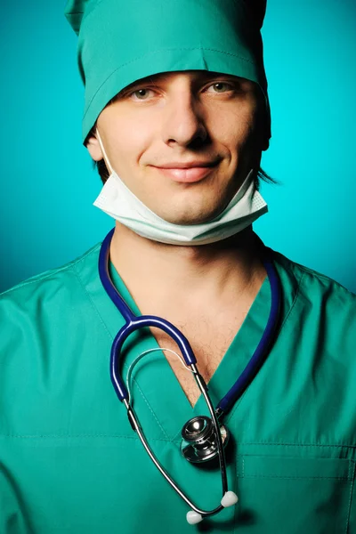 Хирург со стетоскопом — стоковое фото
