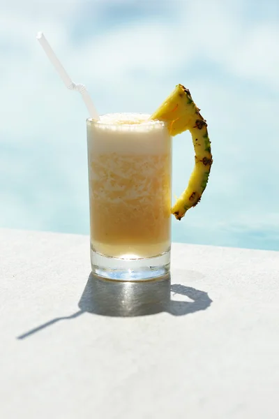 Cocktail a bordo piscina — Foto Stock