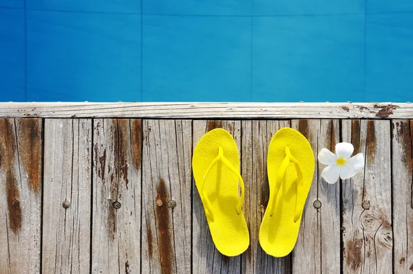Sandálias Amarelas Por Uma Piscina — Fotografia de Stock