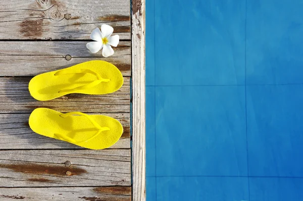 Sandały przy basenie — Zdjęcie stockowe