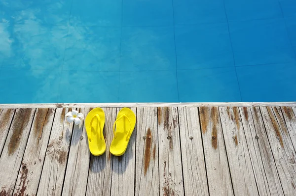 Sandalias junto a una piscina — Foto de Stock