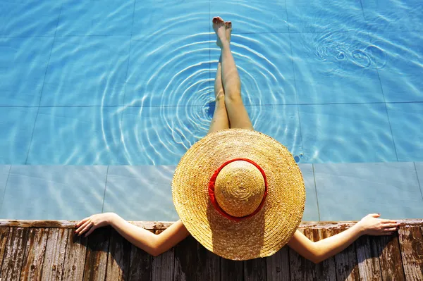 Vrouw Met Hoed Ontspannend Bij Het Zwembad — Stockfoto
