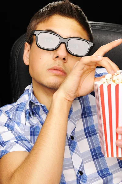 Młody Człowiek Oglądając Film Okulary Kinie — Zdjęcie stockowe